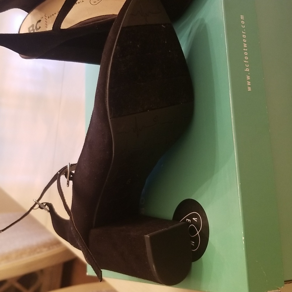 Brand new in box gorgeous black suede with ankle strap and strap across foot - Picture 4 of 8